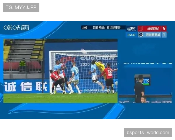 点球判罚为何总引发争议？关键在犯规动作的“可判可不判”地带